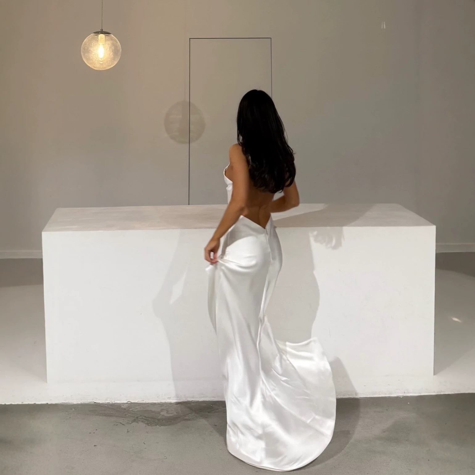 화이트 새틴 소재의 롱 이브닝 드레스, 얇은 어깨끈,  - Elegant Satin Evening Gown Split 리뷰 및 가격